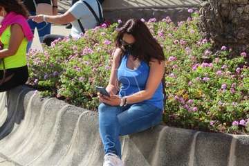 Protesta de los trabajadores del Paco Artiles y encuentro al aire libre con el alcalde en Arnao/TA.